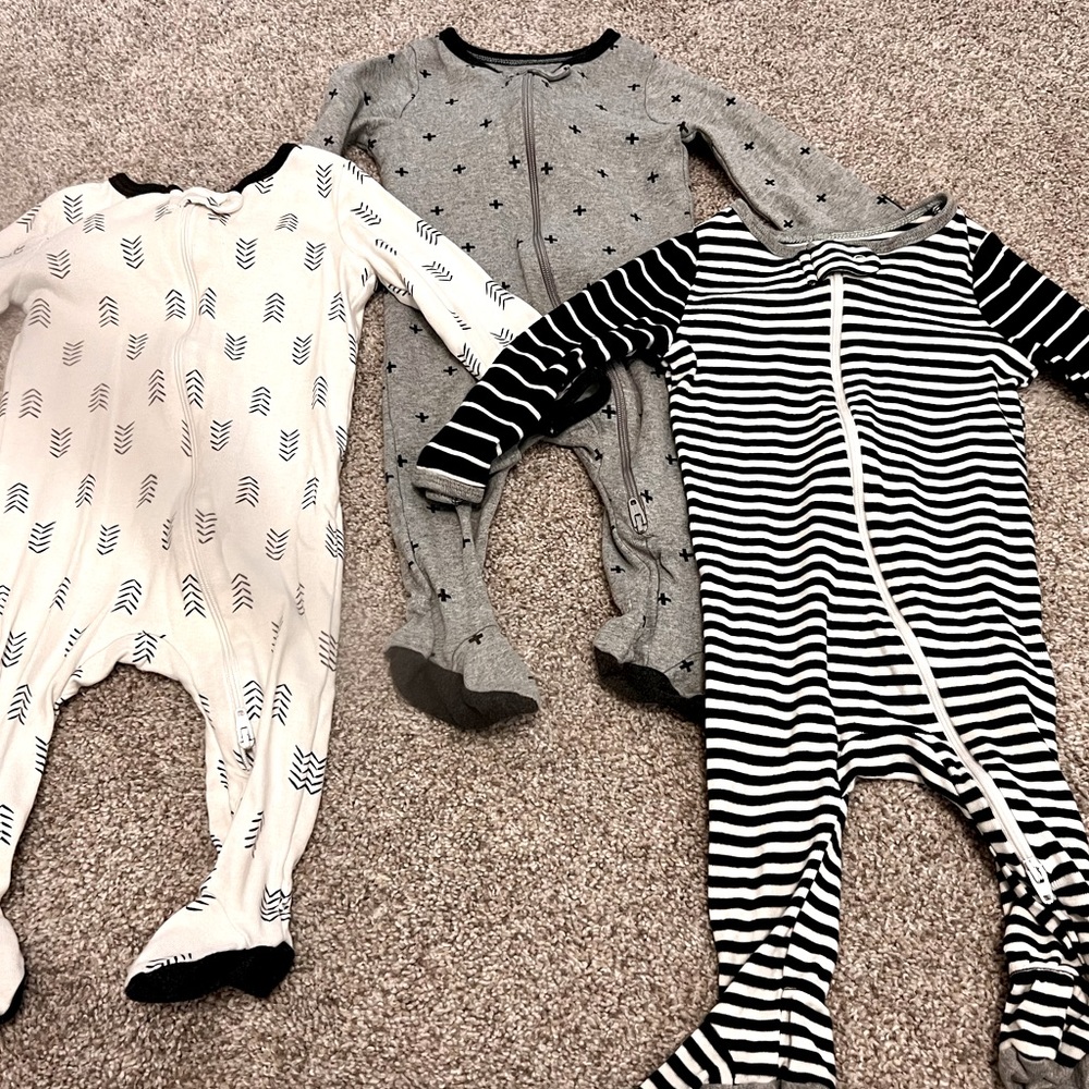 3-6 Month Black/White/Gray Cloud Island Zipper Sleep N’ Play Sleepers